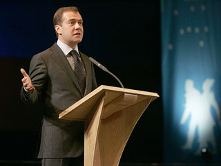 Президент России Дмитрий Медведев подписал закон, упрощающий процедуру получения российского гражданства для соотечественников. Со ссылкой на пресс-службу Кремля