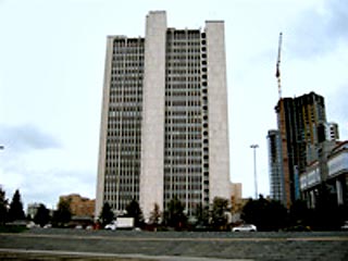В здании свердловского правительства с 11-го этажа лифт с людьми свалился на первый этаж