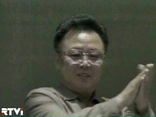 Новость о том, что лидер КНДР Ким Чен Ир, не появлявшийся на публике почти два месяца, присутствовал на футбольном матче по случаю 62-й годовщины основания Университета Ким Ир Сена, не сняла опасений о состоянии его здоровья