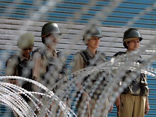 Власти индийского штата Джамму и Кашмир в воскресенье утром ввели комендантский час с целью обеспечить порядок в регионе, где ожидаются новые антиправительственные протесты сепаратистов