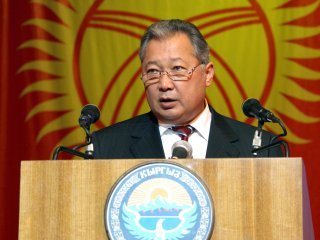 Президент Киргизии Курманбек Бакиев подписал указ об объявлении 7 октября днем траура по погибшим в результате землетрясения в Алайском районе Ошской области