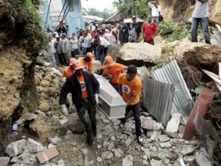 Число жертв тропических штормов и ураганов, которые обрушились на Гаити с период с августа по сентябрь, достигло 793 человек