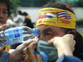 В столице Таиланда Бангкоке полиция разогнала с помощью дубинок и слезоточивого газа демонстрантов, блокировавших здание парламента страны