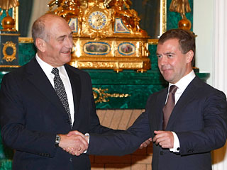 Президент РФ Дмитрий Медведев поблагодарил премьер-министра Израиля Эхуда Ольмерта за решение передать России Сергиевское подворье и изъявил желание посетить Иерусалим