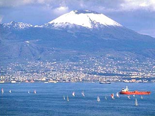 Жители Неаполя провели день в тревоге: он приняли рев самолета за извержение Везувия