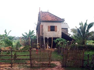 В Камбодже супруги, решившие расстаться после 40 лет совместной жизни, поделили совместно нажитое имущество "мирным путем" - по обоюдному согласию они распилили напополам свой дом