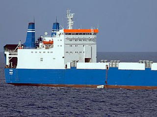 Сомалийские пираты, захватившие судно Faina, хотят вести переговоры о выкупе с владельцем оружия, а не с судовладельцем