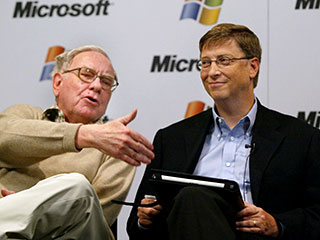 Спустя пару месяцев после "соскока" с первого места рейтинга Forbes медиамагнат Уоррен Баффет (на фото слева) вновь сместил Билла Гейтса с первого места рейтинга журнала, став самым богатым американцем