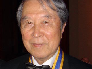 Один из лауреатов - Йоитиро Намбу - получил награду за работы, связанные с нарушением симметрии, что связано с проблемой физики элементарных частиц
