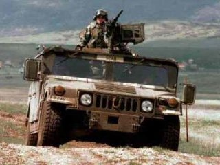 Пентагон поставит афганской армии в течение года 75 тысяч автоматических винтовок М-16 и свыше шести тысяч военных внедорожников Humvee