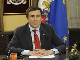 Грузинская оппозиция обвиняет действующие власти страны во главе с президентом Саакашвили в потере Абхазии и Южной Осетии и требует досрочных выборов президента