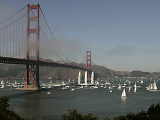 С моста "Золотые Ворота" в Сан-Франциско открывается один из самых красивых видов в мире, что возможно, делает его очень популярным местом среди самоубийц