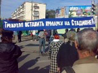 В Астрахани в понедельник около 100 фермеров, в основном женщины, собрались на стихийный митинг возле здания правительства Астраханской области