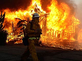 Около тысячи пожарных и девять специальных самолетов продолжают бороться с лесными пожарами в окрестностях Лос-Анджелеса