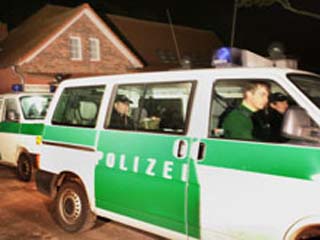 Житель Германии обвиняется в изнасиловании своей 6-летней внучки, которая также приходилась мужчине и родной дочерью. Пострадавшая обратилась в милицию после того, как заметила, что дедушка с вожделением смотрит на ее 4-летнюю племянницу