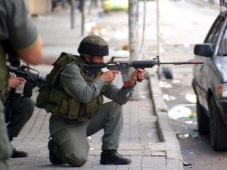 Израильские солдаты застрелили на Западном берегу реки Иордан палестинца, бросавшего "коктейли Молотова" и камни в автомашины с израильскими номерами
