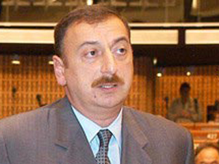 Активисты правящей партии "Ени Азербайджан" (ПЕА) считают действующего президента республики Ильхама Алиева победителем президентских выборов и уже начали отмечать его победу