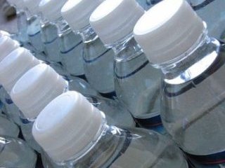 Питьевая вода, продаваемая в пластиковых бутылках и иных емкостях, не является чище водопроводной, хотя и не представляет опасности для здоровья потребителей. К такому заключению по итогам двух лет проверок пришли американские специалисты
