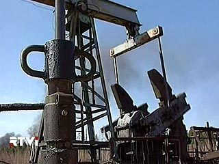 Падение цен на нефть угрожает твердости рубля и бюджету, который рискует стать профицитным
