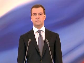 Прошло уже почти полгода после инаугурации президента России Дмитрия Медведева, однако в общественном мнении "расстановка сил" между ним и Владимиром Путиным, ныне возглавляющим правительство, по большому счету не изменилась