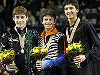 Стефан Ламбьель (в центре) стал двукратным чемпионом мира по фигурному катанию