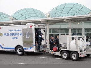 В аэропорту Макартура на острове Лонг-Айленд (штат Нью-Йорк) задержан 20-летний американец, в ручной клади которого были обнаружены самодельное взрывное устройство, нож и петарды