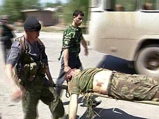 В районе нападения на колонну внутренних войск близ населенного пункта Галашки в Ингушетии продолжается боестолкновение, двое военнослужащих погибли и десять ранены