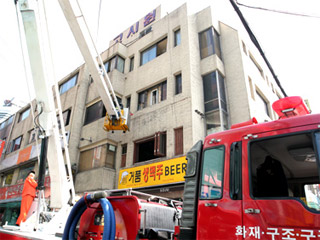 В Сеуле молодой человек устроил поджог в здании, а затем убил шестерых людей еще семерых ранил
