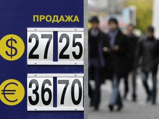 В прошедшие выходные московские обменные пункты столкнулись с небывалым наплывом клиентов, уверенных, что в понедельник за доллар будут давать 40 рублей