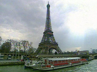 Фрагмент винтовой лестницы Эйфелевой башни продан на аукционе в Париже за 80,5 тысяч евро