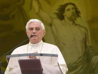 Врачи не должны отказываться от неизлечимых пациентов, убежден Папа Римский