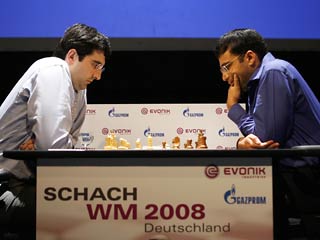 Российский гроссмейстер Владимир Крамник проиграл индийцу Вишванатану Ананду пятую партию матча за звание чемпиона мира по шахматам