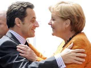 Канцлер Германии Ангела Меркель пожаловалась в немецкое посольство в Париже на "чрезмерно дружеские" манеры французского президента, утверждает