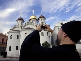 Русские "духовно возвращаются" на Остров Свободы, считает испанская газета