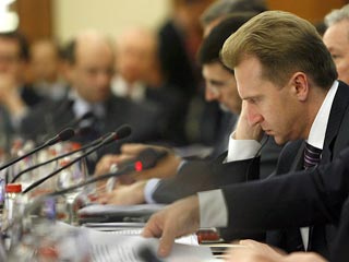 Правительство РФ считает девальвацию национальной валюты вредной и не планирует к ней прибегать, заявил первый вице-премьер Игорь Шувалов