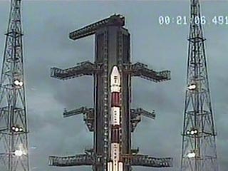Индия запустила свой первый лунный научно-исследовательский космический аппарат. Спутник "Чандраян-1" будет доставлен на окололунную орбиту при помощи индийского ракетоносителя PSLV-C11