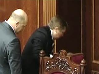 Утреннее заседание в Верховной Раде Украины началось с блокирования парламентской трибуны и президиума депутатами фракции Блока Юлии Тимошенко