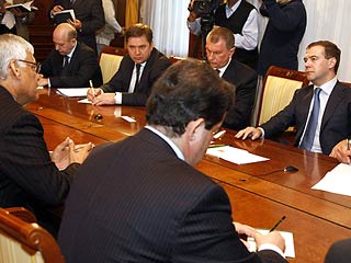 Медведев заявил о сотрудничестве с ОПЕК в вопросе удержания цен на нефть