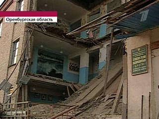 У здания школы в Беляевке (Оренбургская область) при частичном обрушении которой погибли пять школьниц, имелись дефекты несущих конструкций