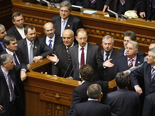 Депутаты БЮТ столпились в президиуме, чтобы вывести систему "Рада" из строя