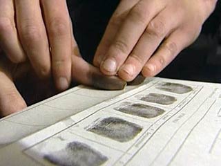 По данным СКП РФ, отпечатки пальцев рук Бовчурова совпадают с отпечатками пальцев, взятыми с пачки сигарет марки "Родопи", которая была обнаружена при осмотре места преступления в 1990 году
