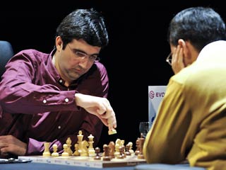 Россиянин Владимир Крамник и индиец Вишванатан Ананд вничью завершили восьмую партию матча за звание абсолютного чемпиона мира по шахматам, который проходит в немецком Бонне