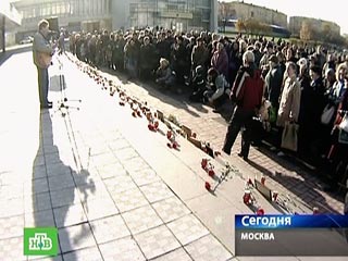 У Театрального центра на Дубровке около 500 человек почтили память жертв теракта
