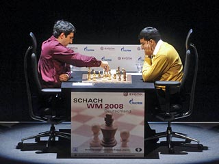 Индиец Вишванатан Ананд рассказал, что в матче за звание чемпиона мира по шахматам против российского гроссмейстера Владимира Крамника он старается не позволять своему конкуренту расслабляться