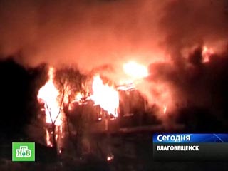 В ночь на воскресенье в городе Благовещенске Амурской области загорелся деревянный двухэтажный дом
