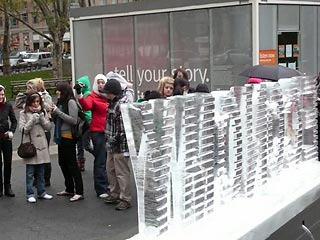 Американская экономика тает на глазах теперь и буквально: в Нью-Йорке выставили символичную ледяную скульптуру