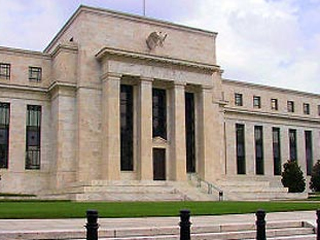 Федеральная резервная система (ФРС) США приняла новые антикризисные меры, снизив базовую процентную ставку с 1,5% до 1% годовых - самого низкого уровня за последние 4 года