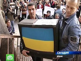 С 1 ноября 2008 года украинские кабельные операторы прекращают ретрансляцию неадаптированных к местному законодательству телеканалов - в том числе российских