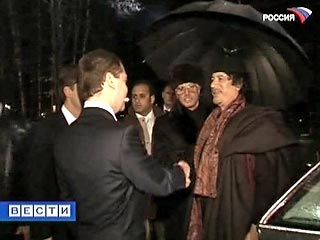 Президент РФ Дмитрий Медведев встретился в пятницу вечером с ливийским лидером Муамаром Каддафи, который вечером в пятницу прибыл с официальным визитом в Москву