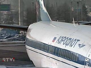 Пассажирам самолета, задержанного утром в Красноярске из-за паники на борту рейса "Аэрофлота", почти полсуток придется провести в аэропорту, они смогут вылететь в Москву не раньше 20:00 